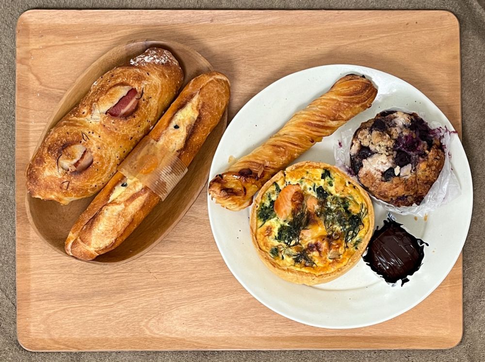 ブラフベーカリーさんのハードパン数種、サーモンとほうれん草のキッシュ、ブルベリーマフィンと、
右下の丸いのが喜久屋洋菓子舗さんのラムボール