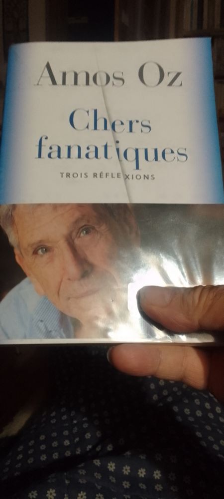 Couverture du livre d'Amos Oz " Chers Fanatiques".