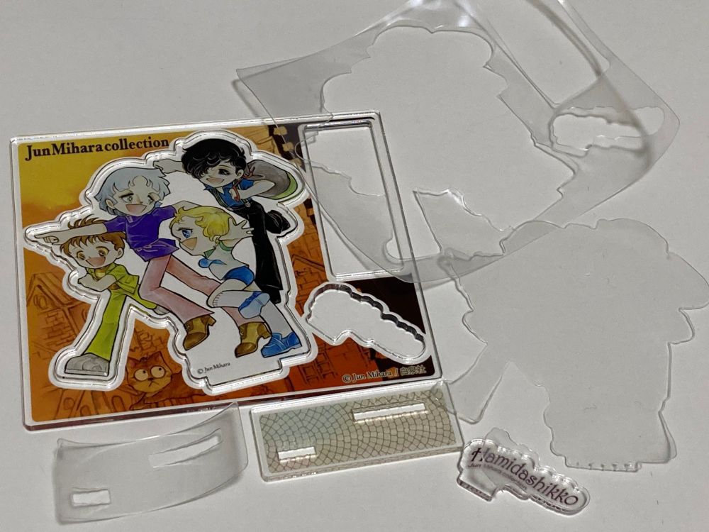 アクリルフィギュアと保護シート