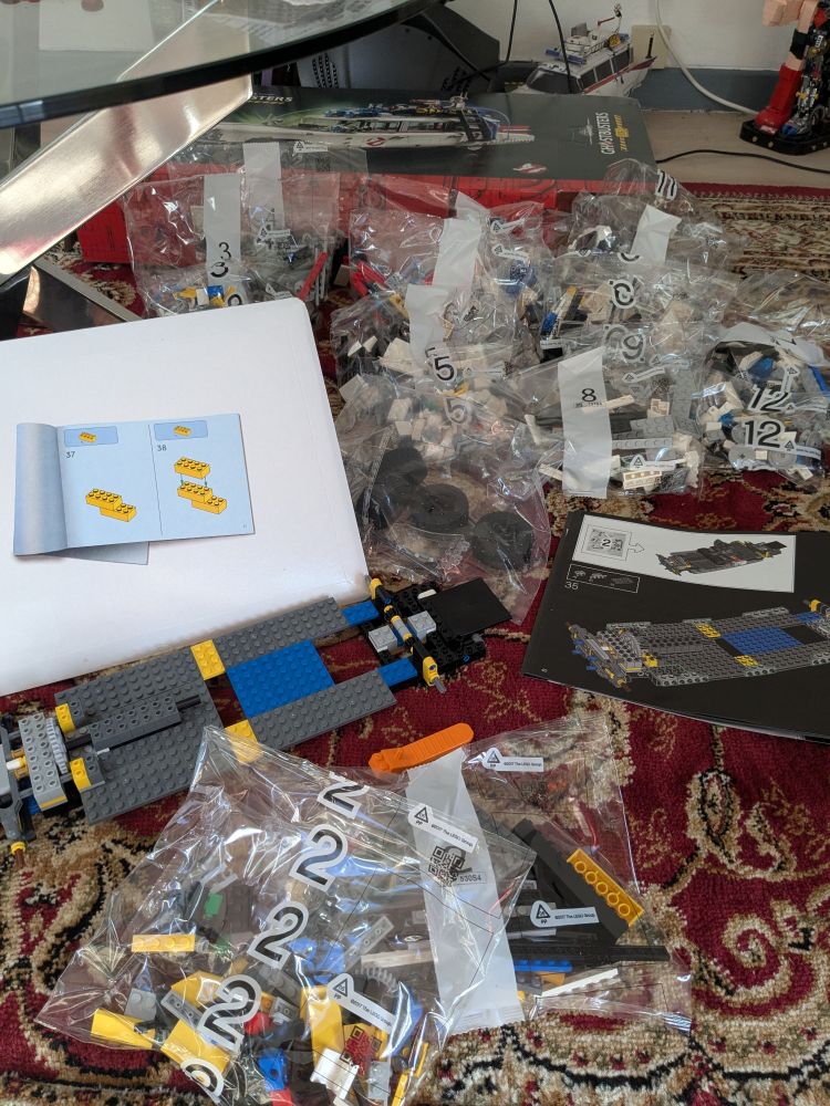 Set Lego Ghostbuster Eco 1, la bagnole, again, le contenu du premier sachet, qui ressemble à un châssis avec une direction, est monté. Toujours le bazar, plus mes genoux. Ça change, non ?