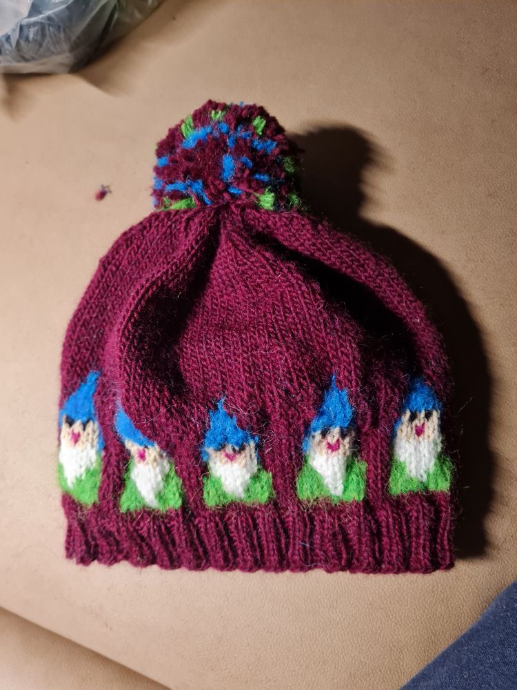 Fertige Mütze mit buntem Bommel.