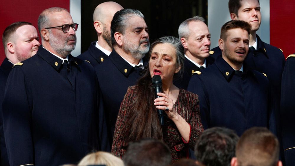 « Aux armes citoyennes » : Catherine Ringer fait sensation en revisitant la Marseillaise pour la cérémonie sur l’IVG