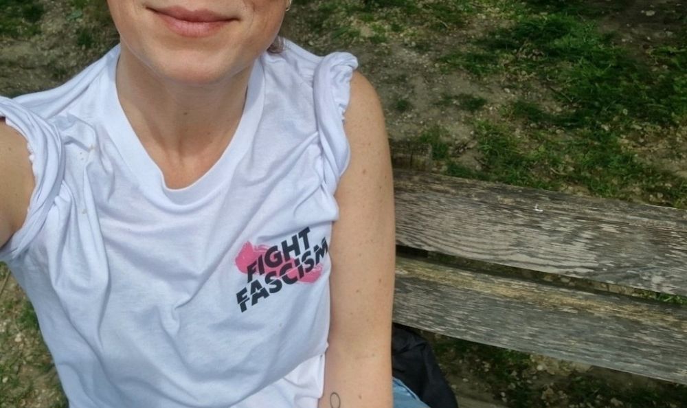 Frau mit TShirt mit der Aufschrift "Fight Fascism".