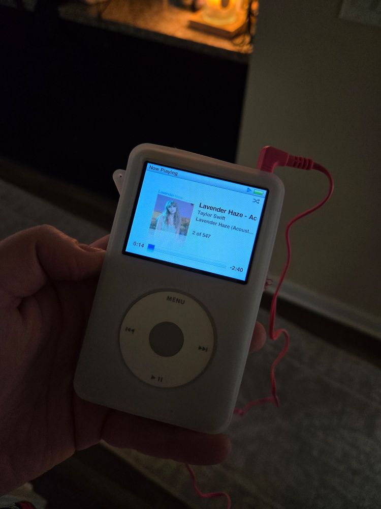 Ipod classic playing the acoustic version of lavender haze by Taylor Swift