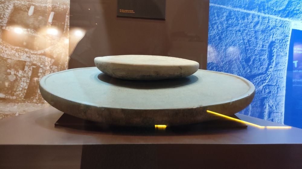 Lateral view to show the thickness (about 2-3 cms)