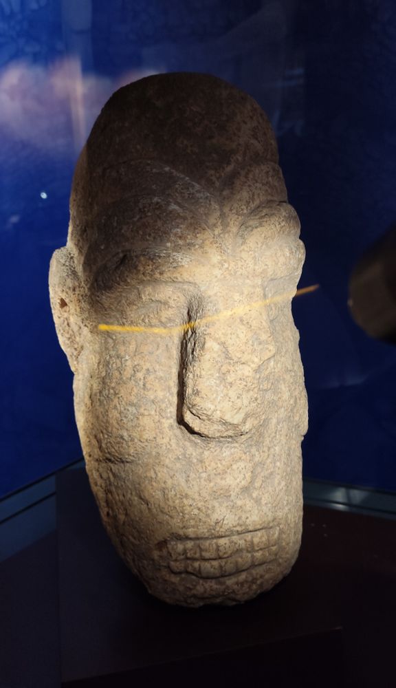 Same sculpture, frontal view, there are crescentic lines on the forehead paralelling the eyebrows