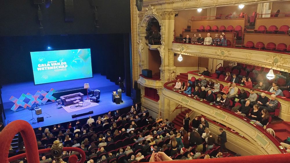 Uitzicht op podium met mooie balkonnetjes 