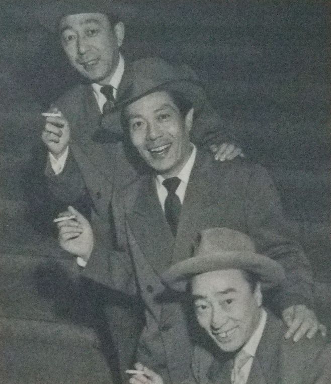 The musical comedy trio Akireta Boys, Saburō Bōya on the bottom.
