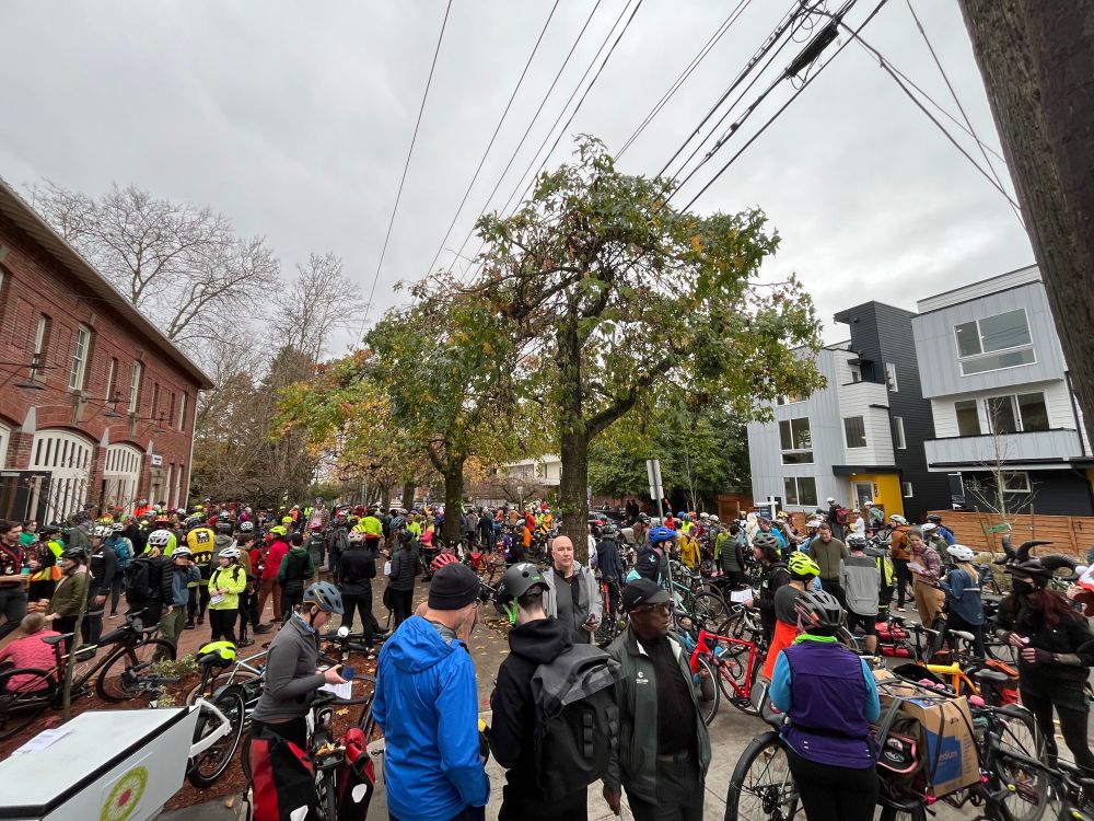 Lots of people with bikes at the start. 