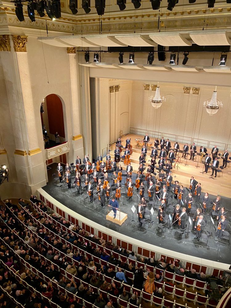 Christian Thielemann and the Staatskapelle Berlin taking a bow while the audience in clapping.