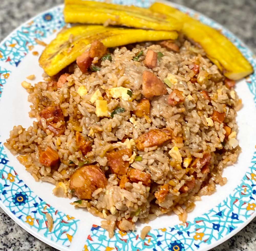 El Arroz Chaufa en el plato más representativo de la cocina tusán que consiste en arroz frito con cebollines, huevos y una proteína, aderezado con salsa de soya y otros condimentos orientales, cocinado a fuego alto en un wok. Esta versión es chaufa amazónico porque la proteína es cecina y chorizo de la selva peruana.