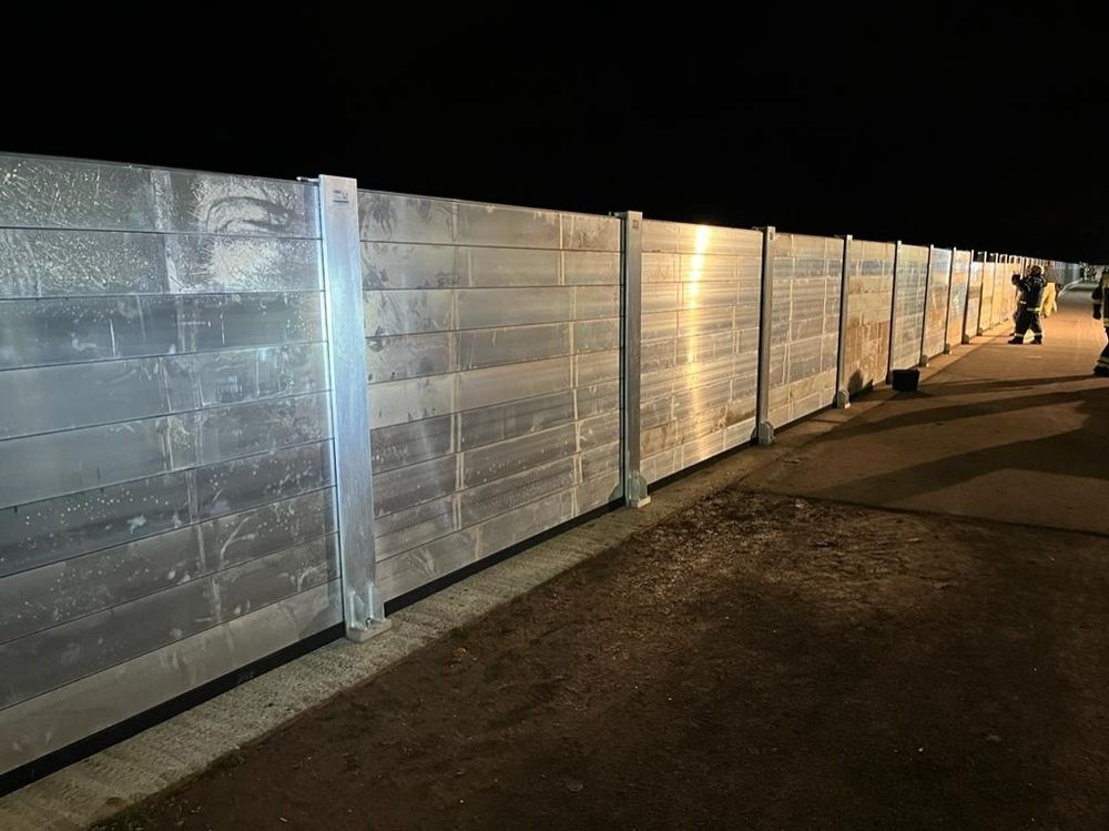 Zu sehen ist die aufgebaute Hochwasser-Schutzwand in Magdeburg Herrenkrug.