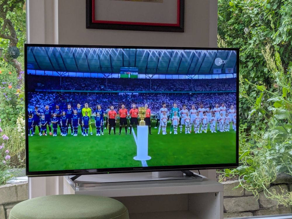 Fernseher mit Bild der Mannschaften vom DFB-Pokalfinale