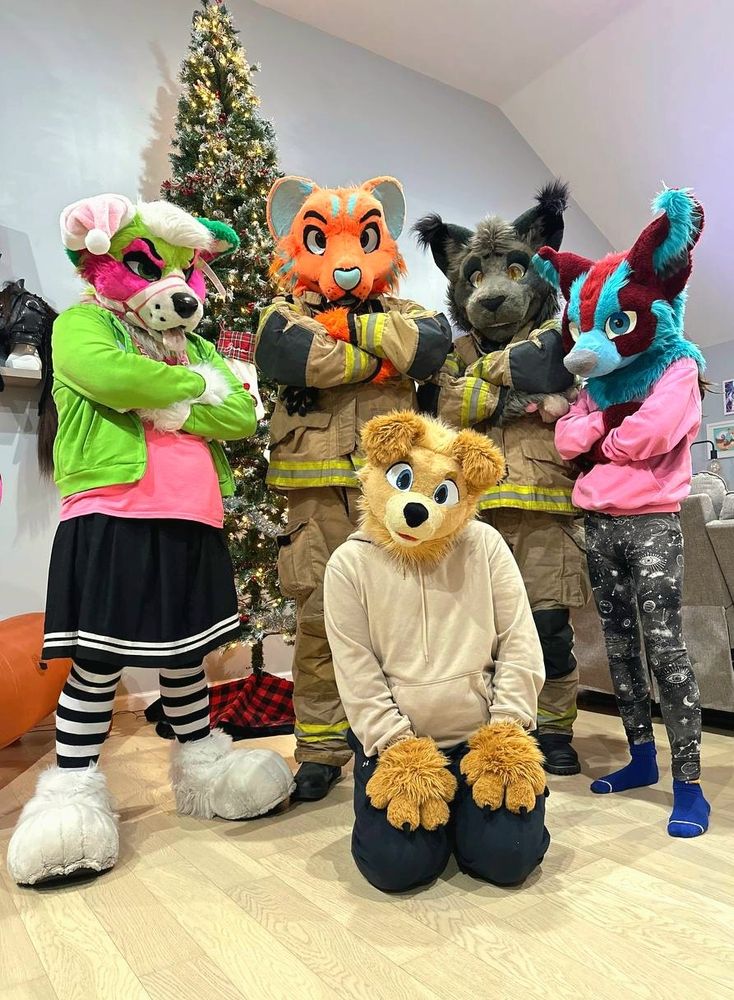 Melon, Leon, Bram, Faed, and Bread posing in front of the Christmas tree.