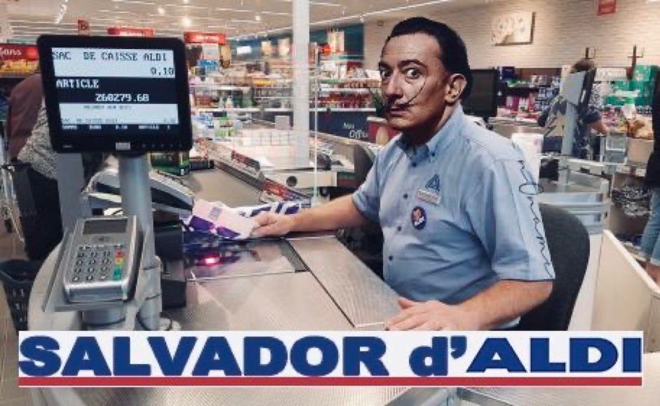 Montage photo de Salvador Dali caissier dans un supermarché Aldi.