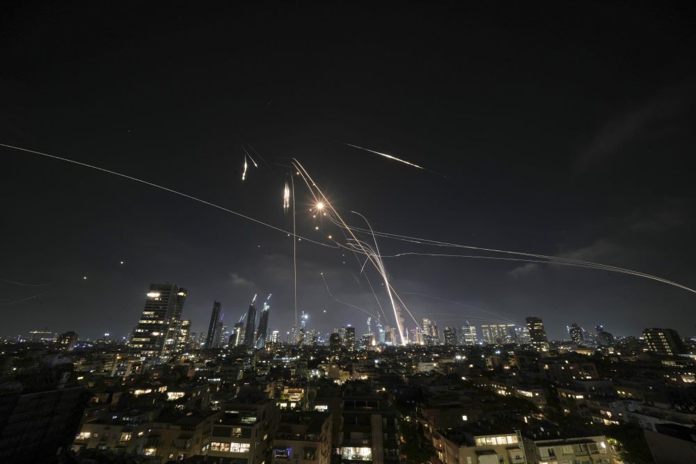 Iranian missiles hit Tel Aviv, videos show