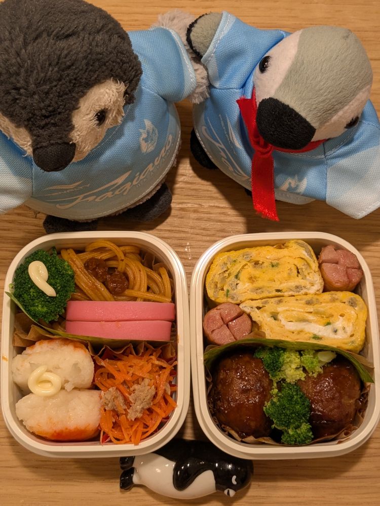 お弁当とペンギンぬいぐるみと箸置き（かわいい）