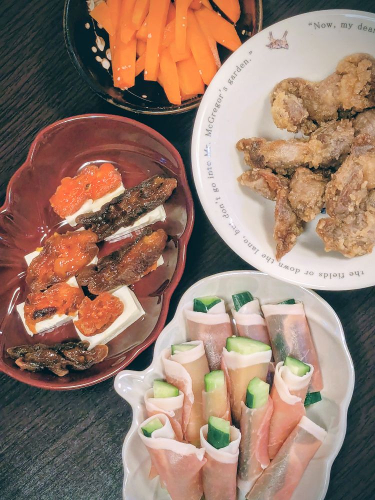 きゅうり生ハム巻き。砂ずり唐揚げ。にんじん漬物。クリームチーズに干し柿。