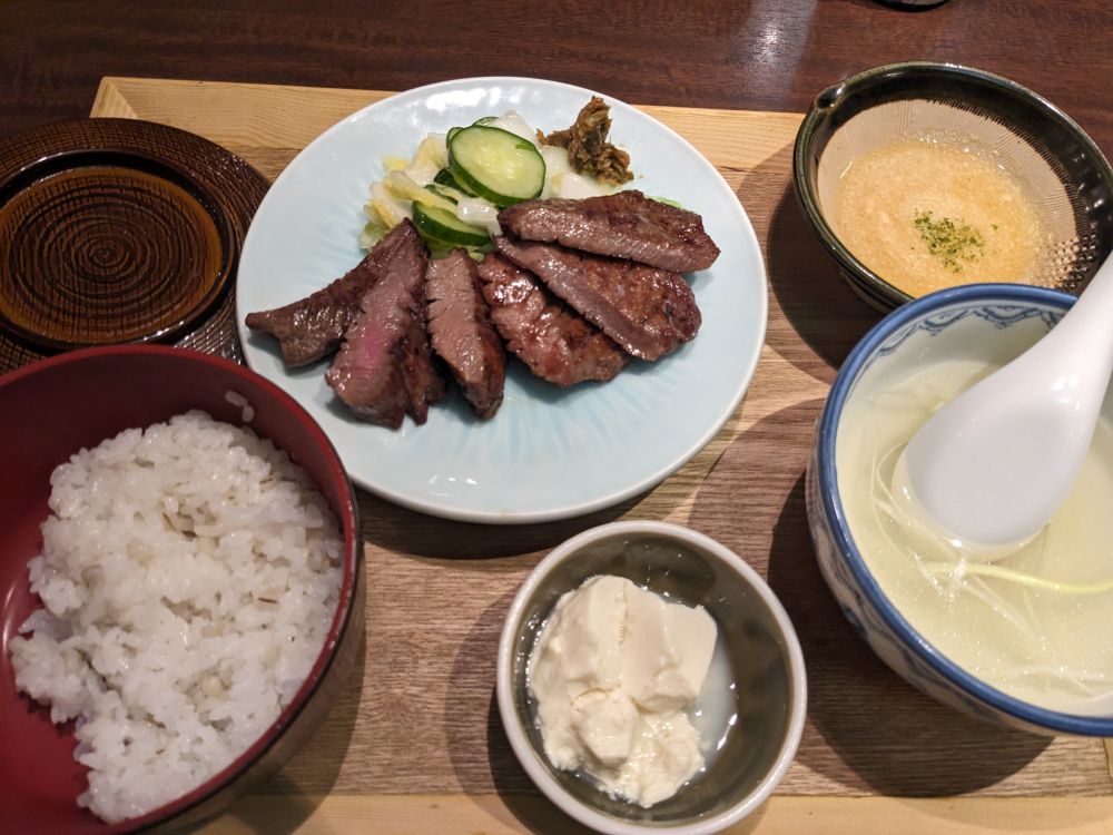 牛たん定食。漬物、スープ、とろろ、冷奴、ご飯小。