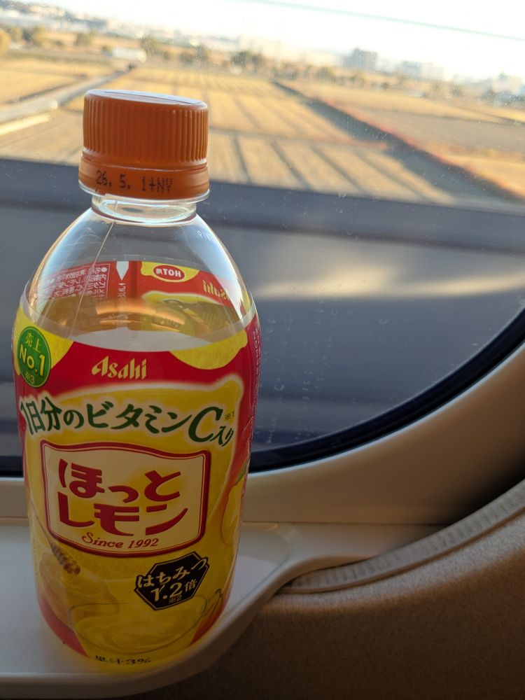 ほっとレモン（ペットボトル）と車窓