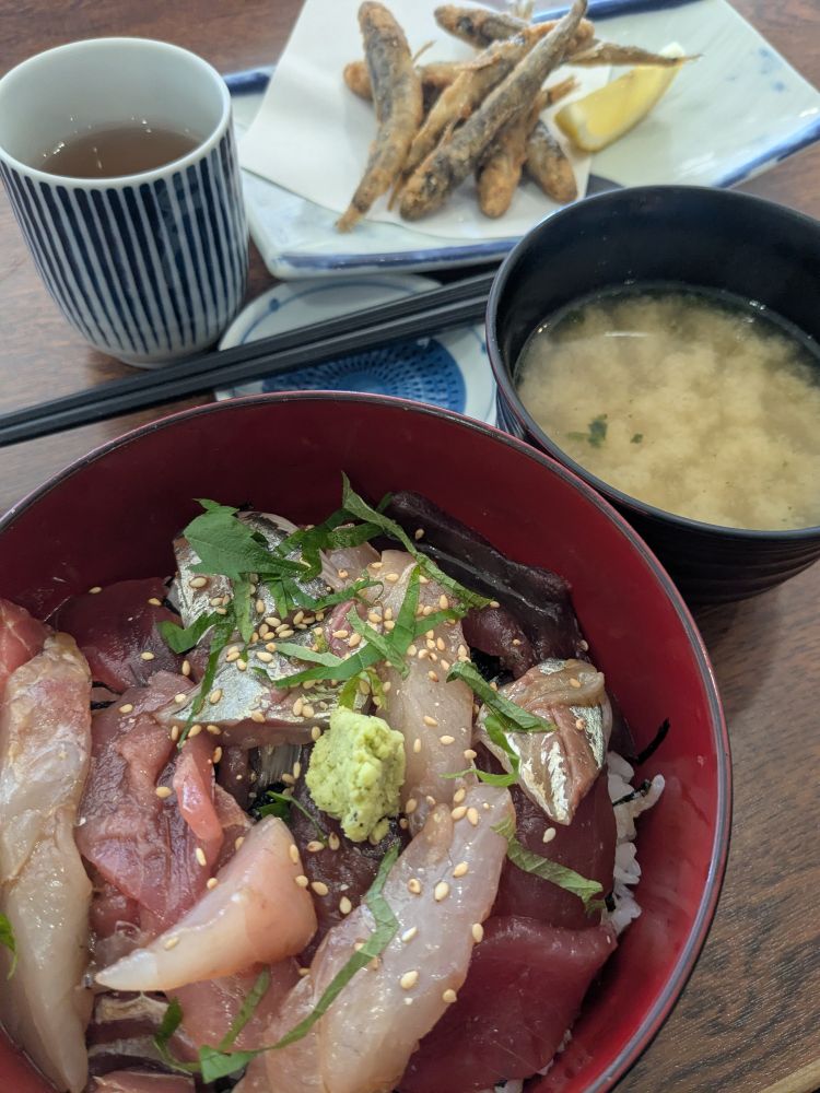 その日にとれた魚の漬け賄い丼。あおさの味噌汁。メヒカリの唐揚げ。お茶。