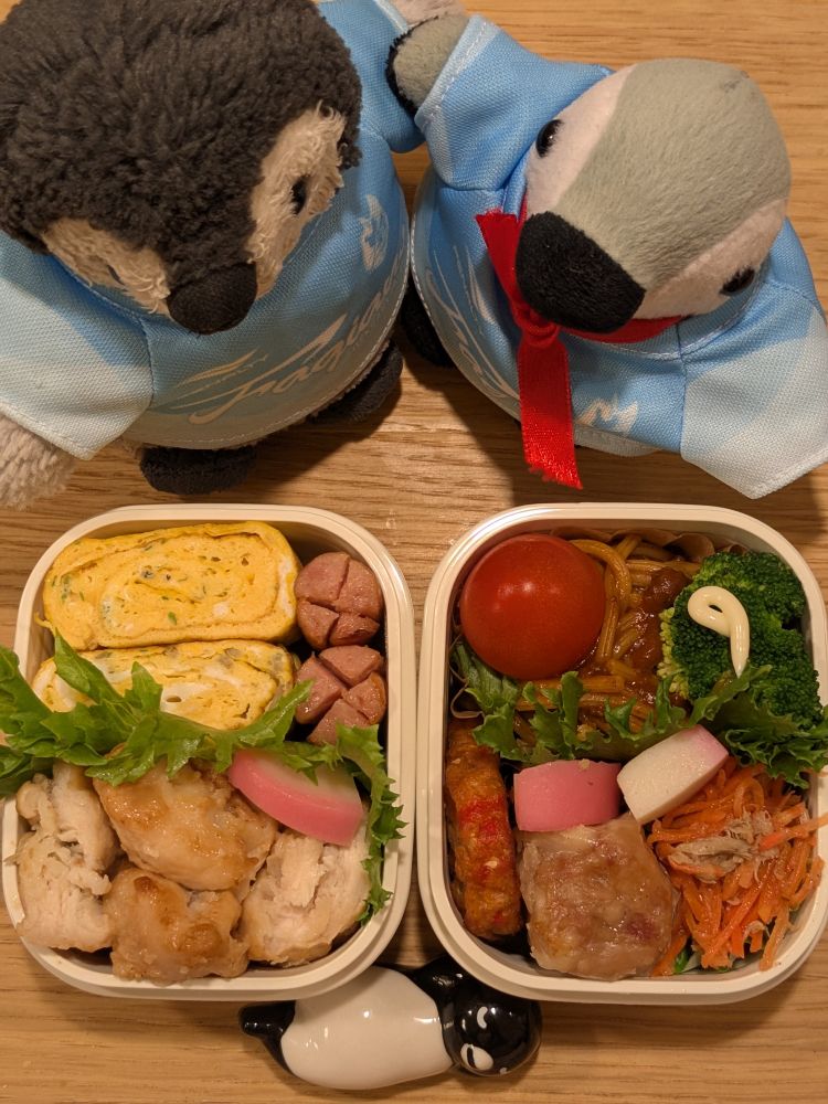 お弁当とペンギンぬいぐるみと箸置き（かわいい）