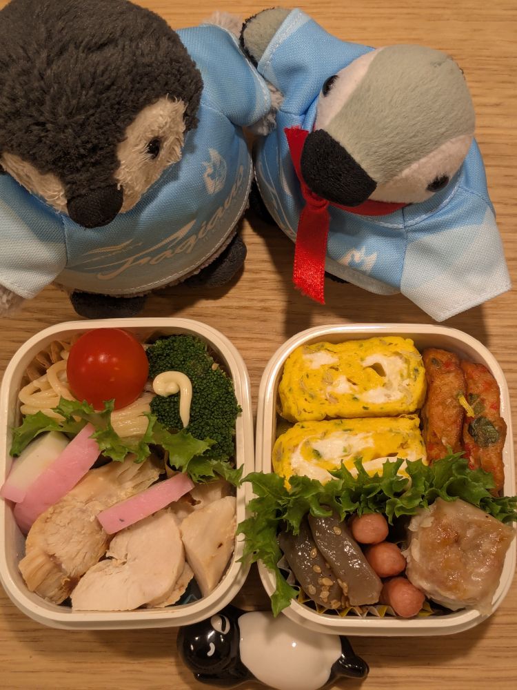 お弁当とペンギンぬいぐるみと箸置き（かわいい）