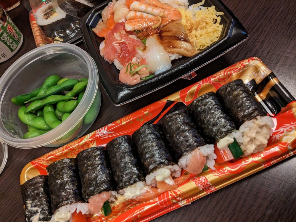 手巻き寿司、海鮮丼、枝豆