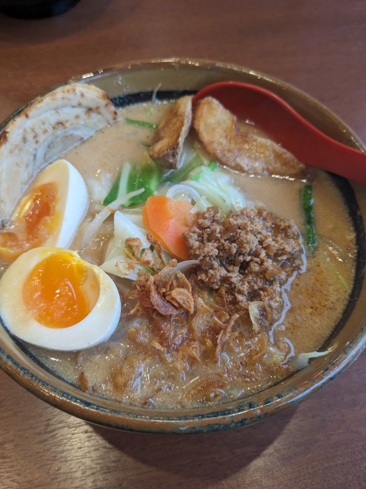 北海道味噌野菜ラーメン。トッピング味玉子、野菜、肉味噌、チャーシュー