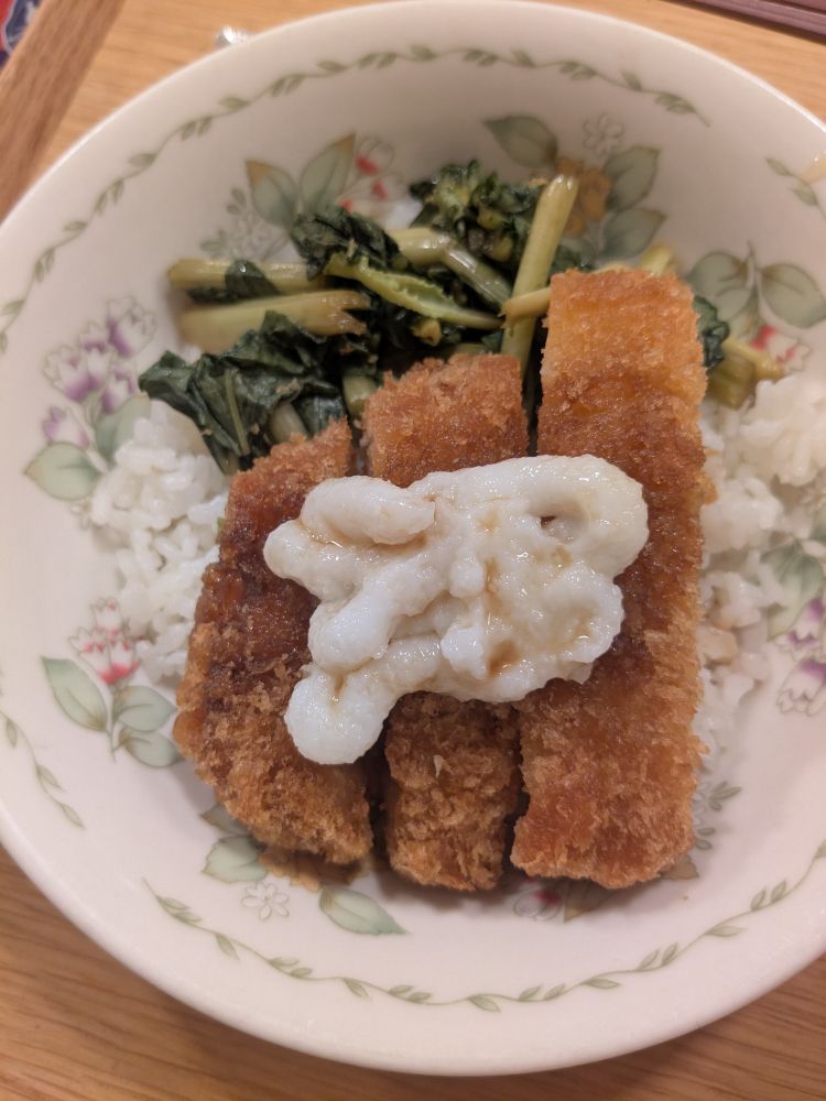 おろしカツ丼。カツ三切れ。小松菜のお浸しのせ。花柄の皿。