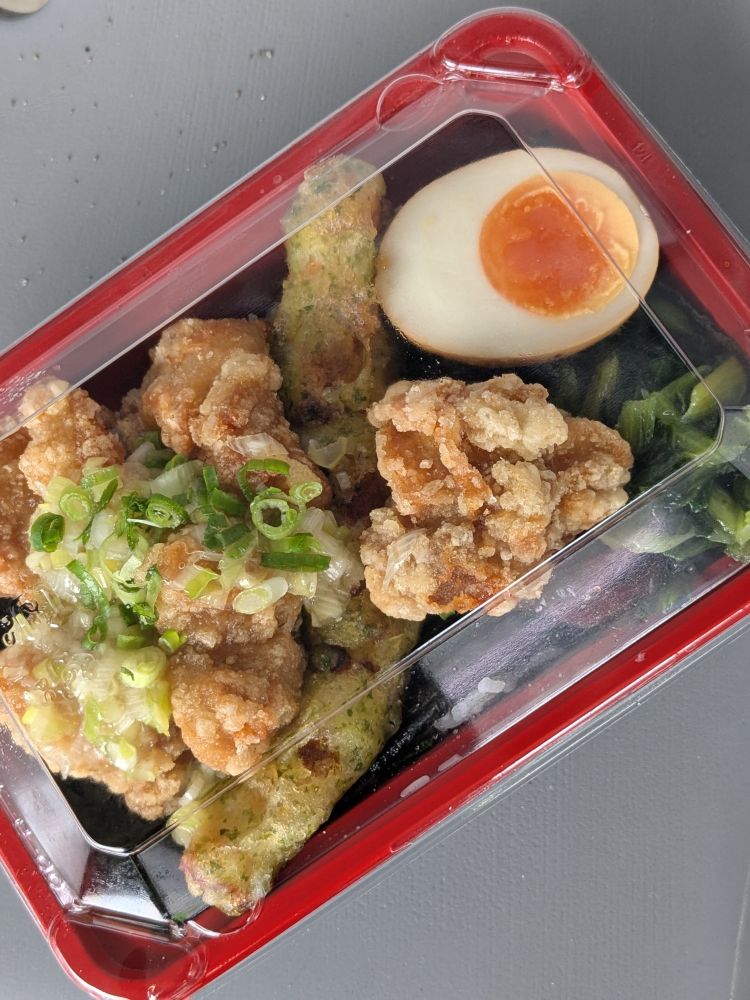 葱塩だれの唐揚げ。味玉子。ちくわ磯辺揚げ。ほうれん草、漬物、海苔。