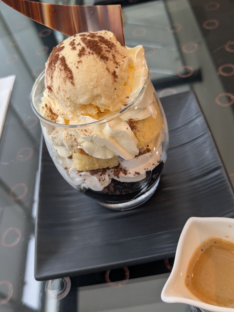 アフォガート？アフォガード？のパフェ。バニラアイス、生クリーム、スポンジケーキコーヒーゼリーなどが層になっている。手前のエスプレッソをかけていただきました