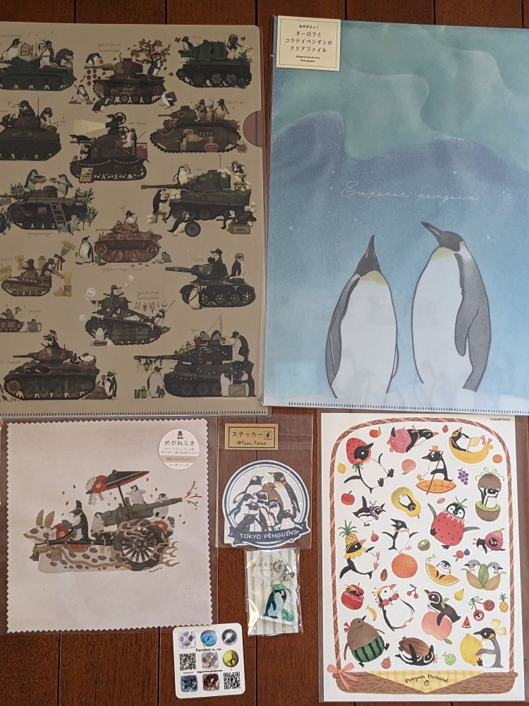 戦車とペンギンいっぱいクリアファイル、オーロラとペンギンペアクリアファイル。ペンギンたちと大砲のメガネ拭き。フルーツとペンギンいっぱいシール。ペンギンわらわら大集合ステッカー。雨の日のペンギン傘マーカー。Parakeeさんからいただいたマグネット。