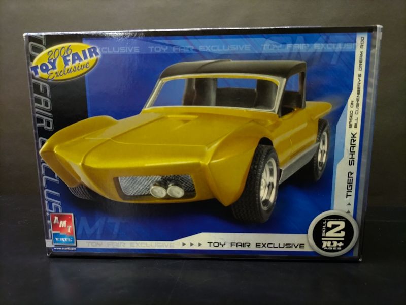 レーシングチャンピオンズAMTアーテルの1/25タイガーシャーク、2006年トイフェア限定品。トイフェア限定！としつこく３ヵ所も書いてあるのに肝心の商品名がすみっこに追いやられているのを見て、売る人は中身に関心無さそうだなと思ってしまうのは意地が悪いだろうか。