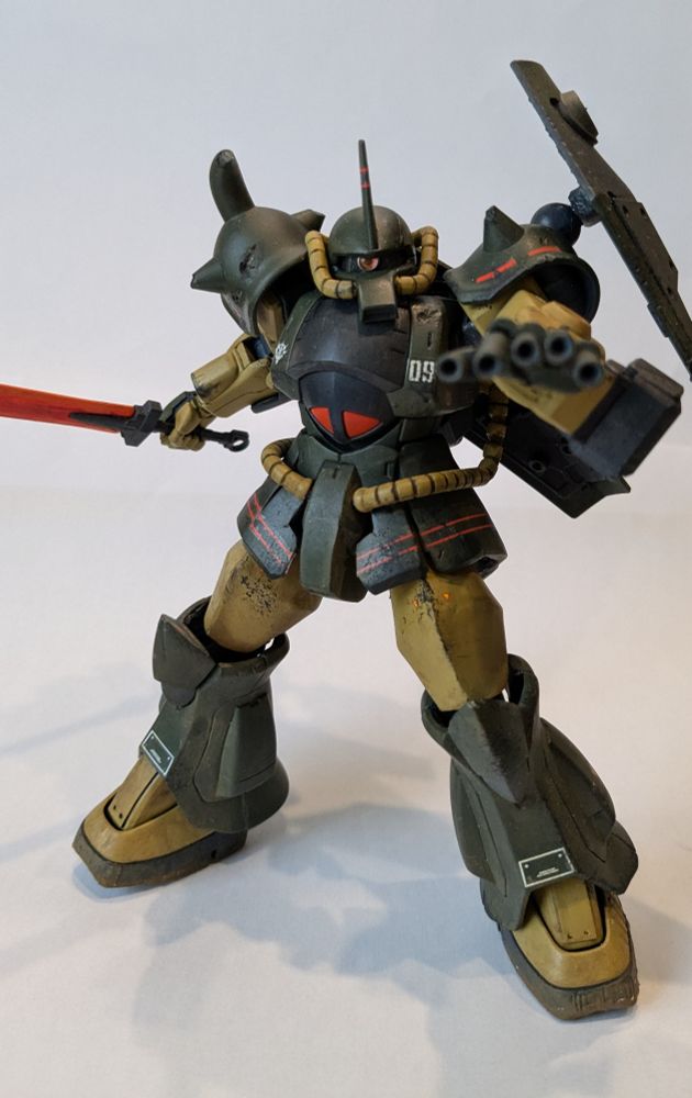 HGグフをリアルタイプ・カラーに塗装して汚し塗装をした写真。