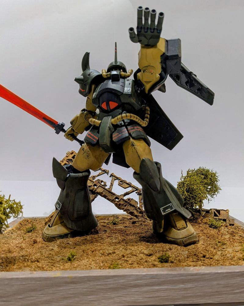 ガンダムのプラモデルの1つ、HGUCグフを改造してリアルタイプカラーに塗装とプロモーションの変更、オリジナルの盾とマガジンを追加しました。
初めてのプロモーションの変更でしたので時間がかかりました。
ダメージ表現を派手にやったのも初めての試みでした。
塗装に使った塗料はファレホが殆どです。Mr.ウェザリングカラーを少し使いました。


