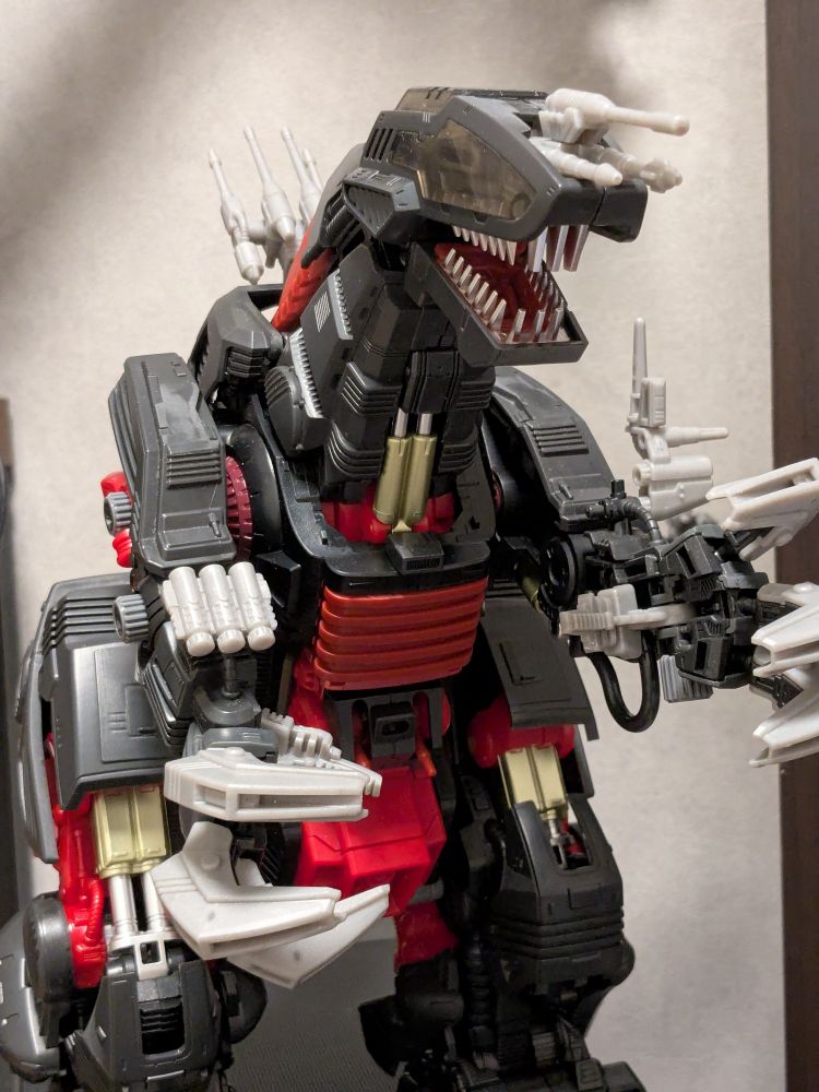 タカラトミーから発売されたZOIDSシリーズのデスザウラーの電動可動プラモデルを素組みで作りました。
最新のガンプラに比べるとゲート跡やパーティングライン、ヒケなど目立ちますがこの大きさで立体化されただけで満足です。
塗装は今の所考えていません。
可動との擦り合せが大変そうなので。