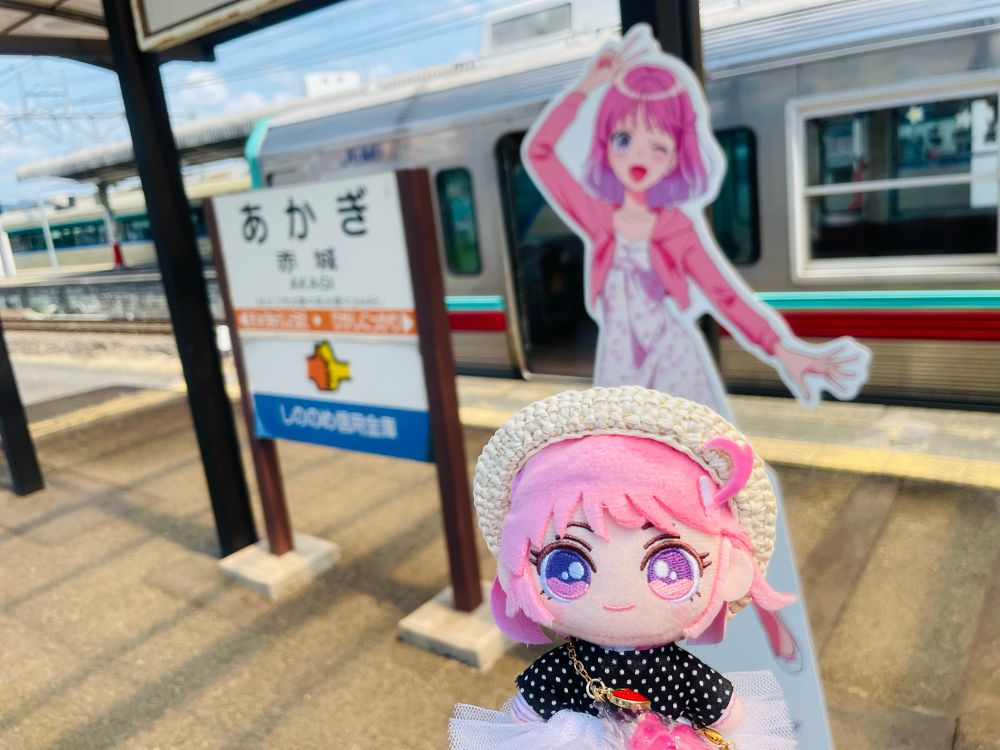 写真。上毛電気鉄道赤城駅のホーム。春服のユイナがピースしているパネルが飾られている。手前にユイナぬい。