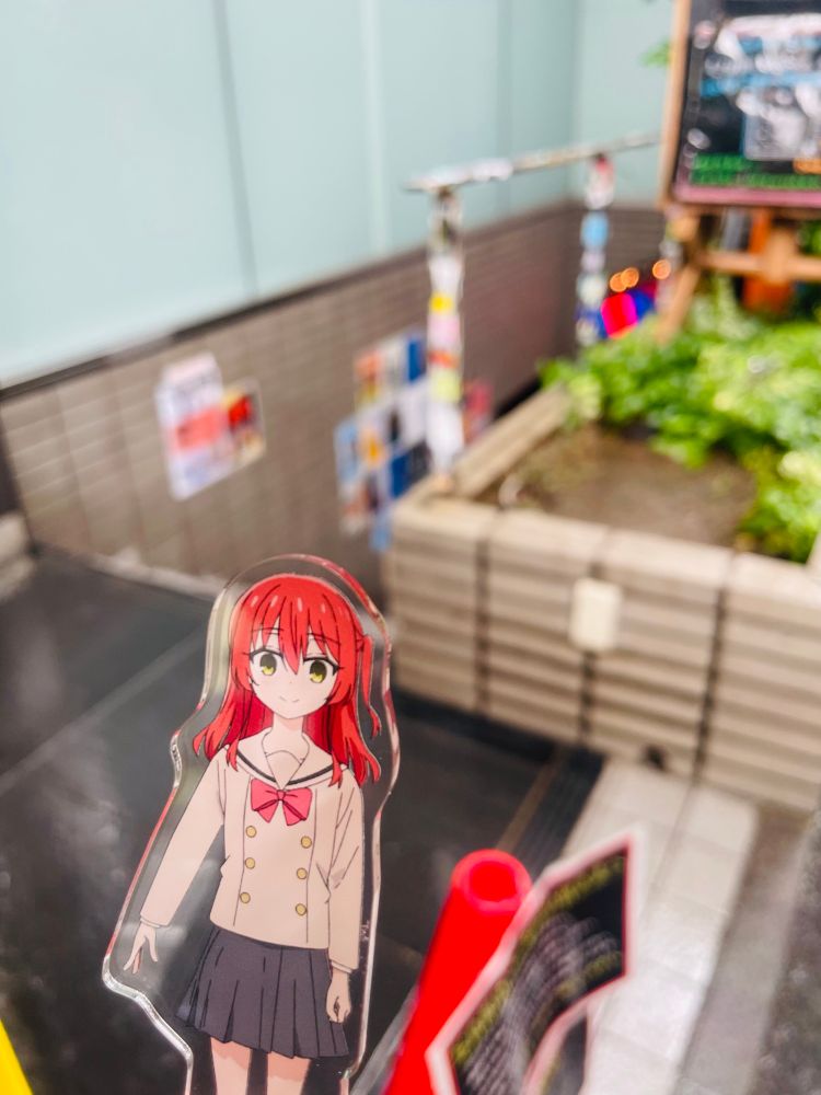 写真。喜多郁代アクリルスタンドとぼざろのライブハウス・Starryのモデルになったライブハウス。