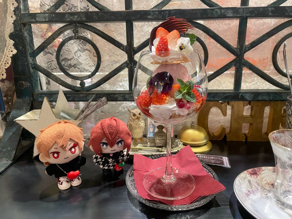 リドぬいとエスぬいとカフェチェリッシュの期間限定赤の女王のパフェ。