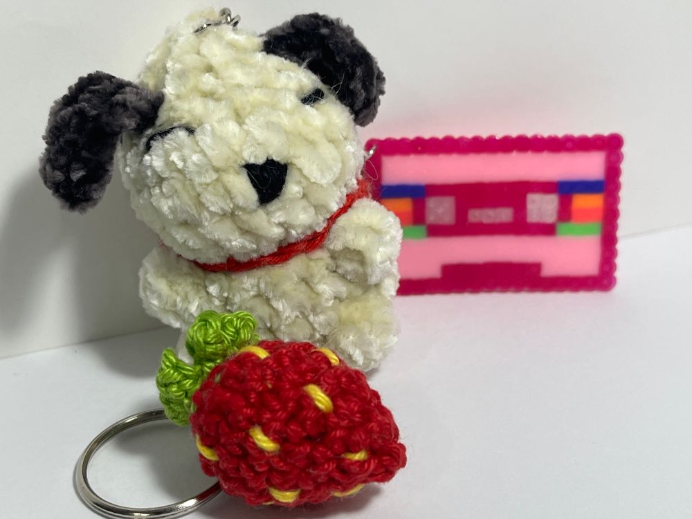 foto de um snoopy e um morango de crochê