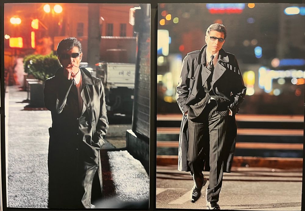 『まだまだ あぶない刑事』冒頭の韓国でのシーン、潜入捜査官をしていた鷹山敏樹と大下勇次（朴）。どちらも黒いコートとスーツにサングラスの出立ち。