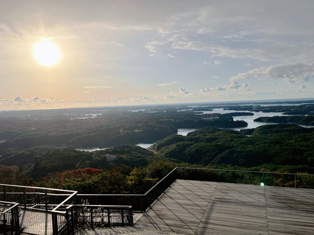 三重県の志摩半島から熊野灘に沿って西へ延びている。せまい湾が複雑に入り込んだ沈水海岸。