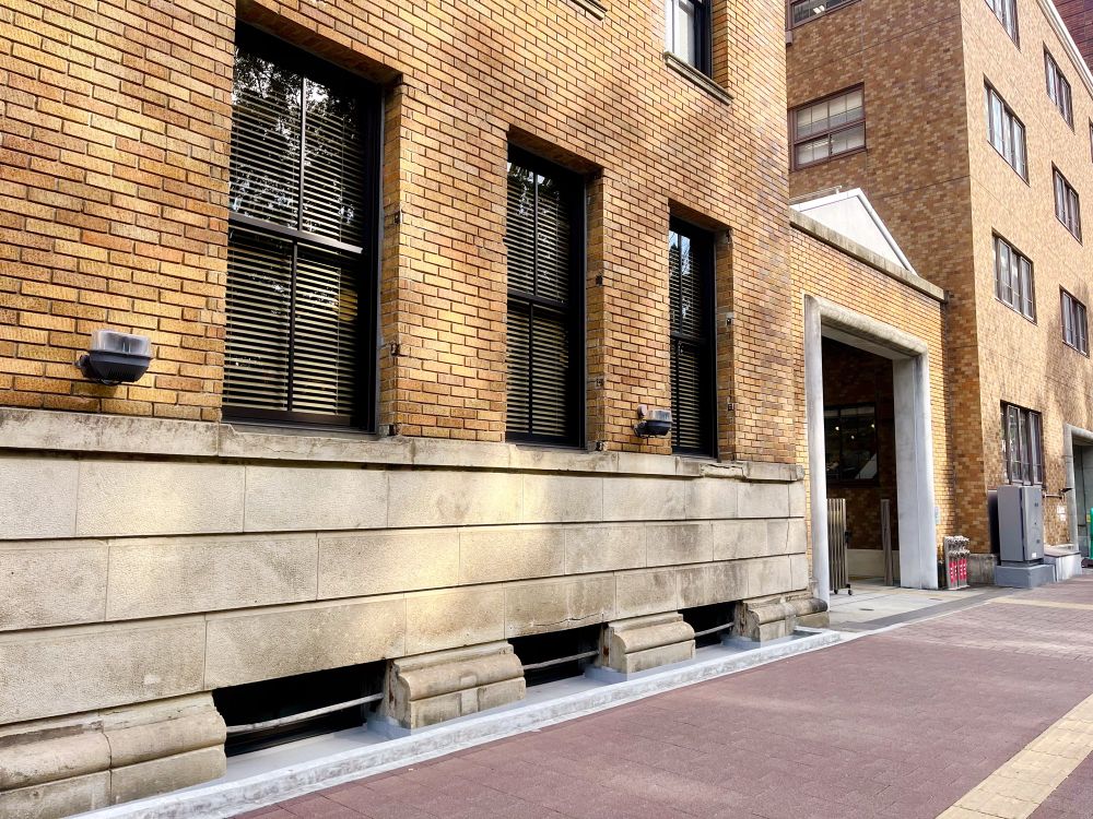 『帰ってきた あぶない刑事』のT&Y探偵事務所として使われた、横浜公園交差点に面する古いレンガのレトロな建築物。