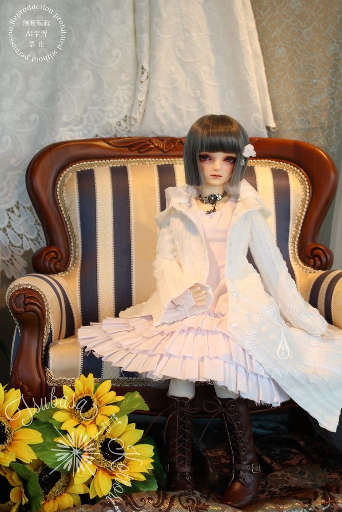 夏の日、天使の里でSDリズを撮影しました。DollHeartさんの白いドレスと上着を着せてソファに座らせています。足元には大輪のひまわり。グレーのぱっつりとしたショートヘアが可愛い。普段と違って、なんだか魔法が使えそうって思いました。キラキラな飾りのついた魔法の杖とか持たせたい。

#スーパードルフィー 
#天使の里 
#SD #SDリズ 
#bjd #bjddoll 