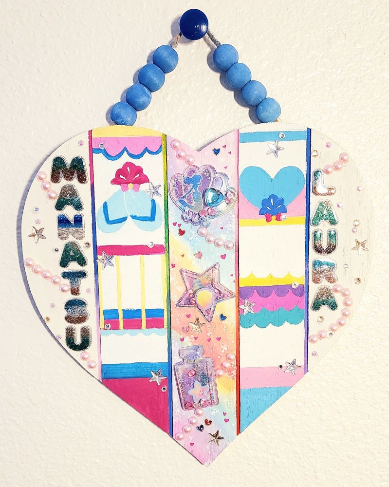 A wooden sign painted like Cure Summer's and Cure La Mer's outfits, with mermaid, star and pearl stickers and little hearts.