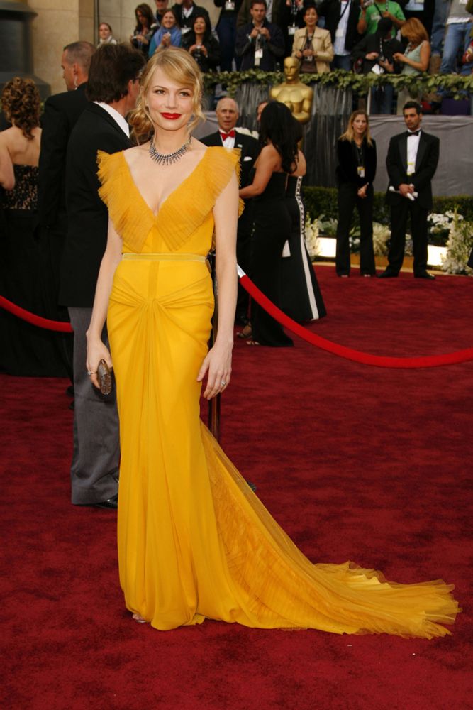 Michelle Williams on the red carpet at the 2006 Oscars in a dress Wikipedia calls saffron colored, she looks stunning 