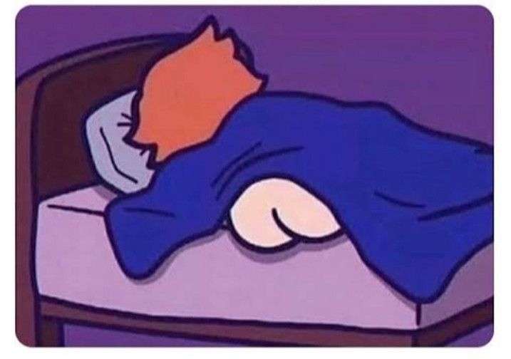 rapaz deitado com o bumbum de fora