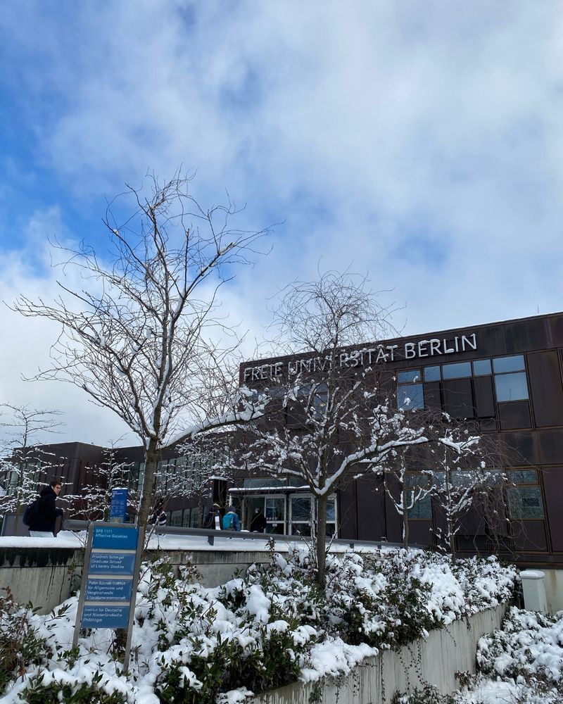 Die Rostlaube der Freien Universität Berlin im Schnee 
