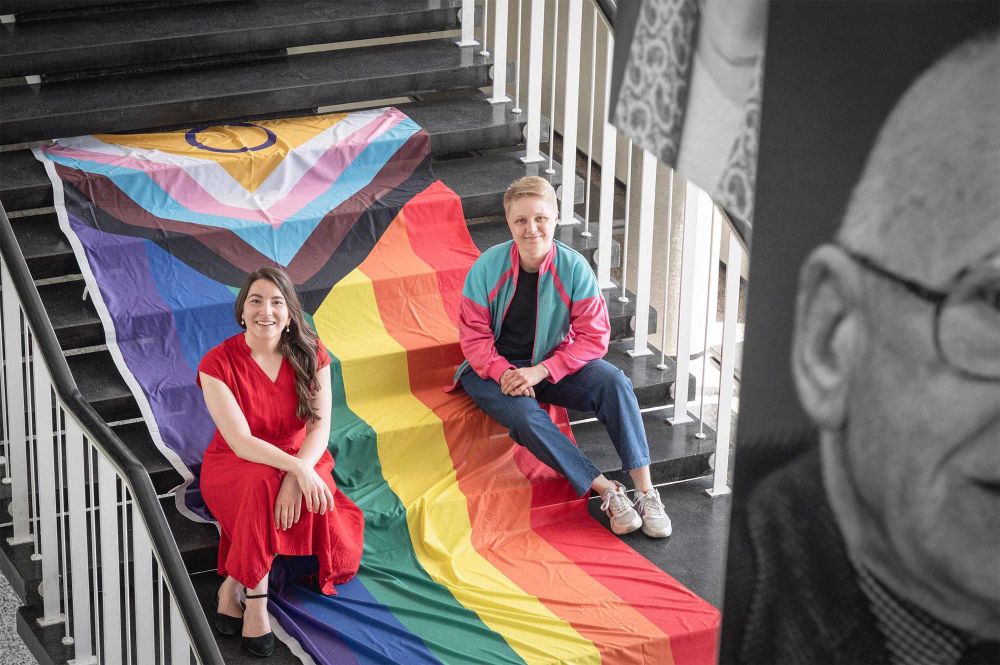 Pia Linscheid (li.) und Kris Lewandowski sind Teil des Queer Staff Networks der Freien Universität.
Bildquelle: Bernd Wannenmacher